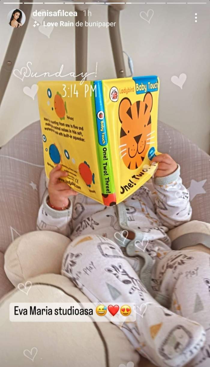 Denisa Filcea are grijă ca fiica ei să fie obișnuită cu cărțile încă de mică. Cum a fost surprinsă Eva Maria: ”Studioasă” / FOTO
