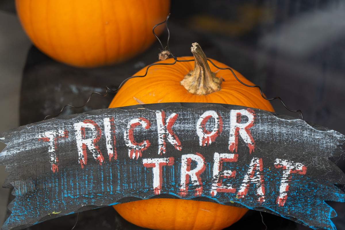 Ce înseamnă trick or treat de Halloween. Explicația expresiei pe care o auzim în filmele americane