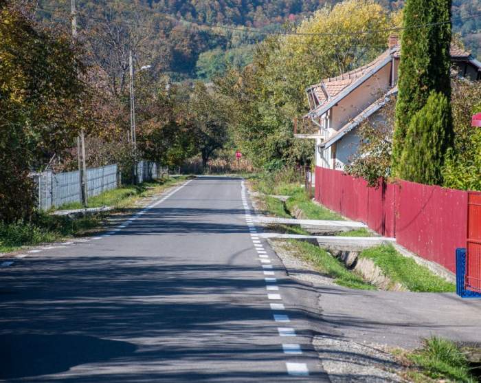 Satul din România unde oamenii trăiesc la nivel european. Au șosele și sistem de canalizare performant