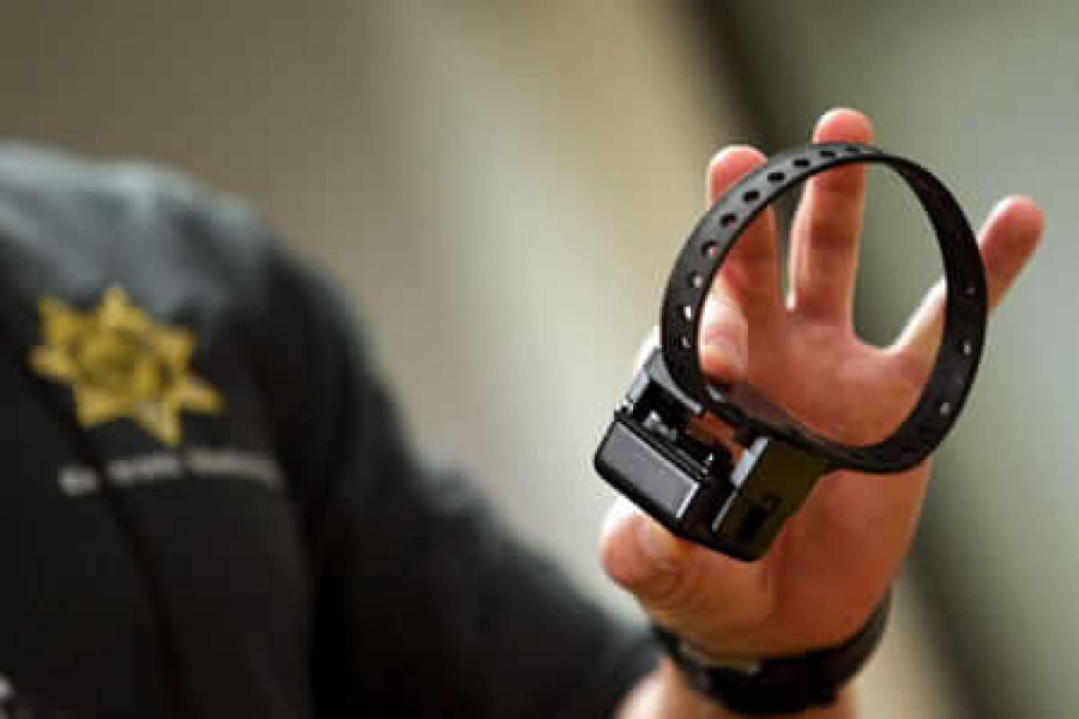 Brățara electronică de supraveghere, folosită după ce un bărbat și-a agresat partenera în Capitală. Este primul caz în România