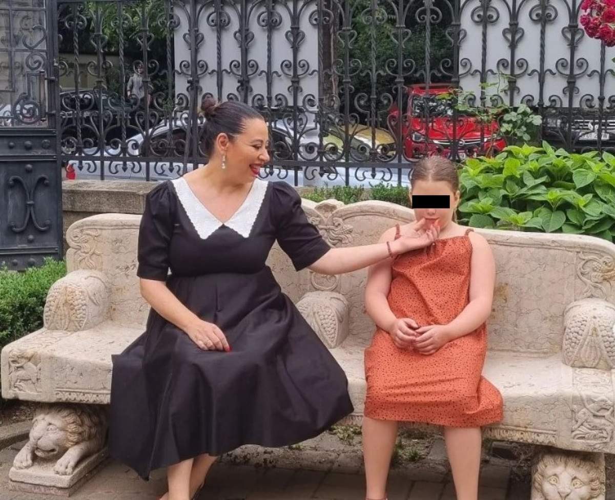 Oana Roman cu fiica ei pe bancă