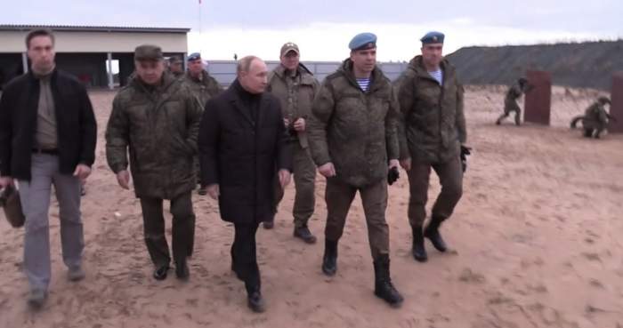 Imaginile care arată că Vladimir Putin ar avea cancer. Președintele Rusiei, surprins cu rană misterioasă pe mâna: „Nu vrea să schimbe istoria, ci să o încheie” / FOTO