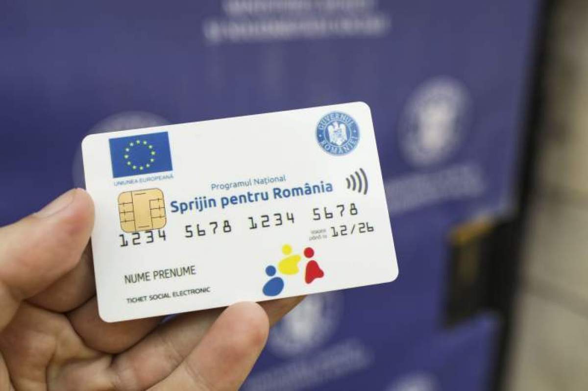Românii au primit o nouă tranșă de bani pe cardurile sociale. Când își vor fi încărcate voucherele celor care au fost omiși