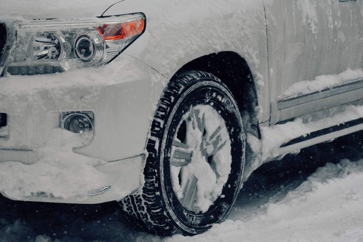 Șoferii au început să își echipeze mașinile cu anvelope de iarnă.
