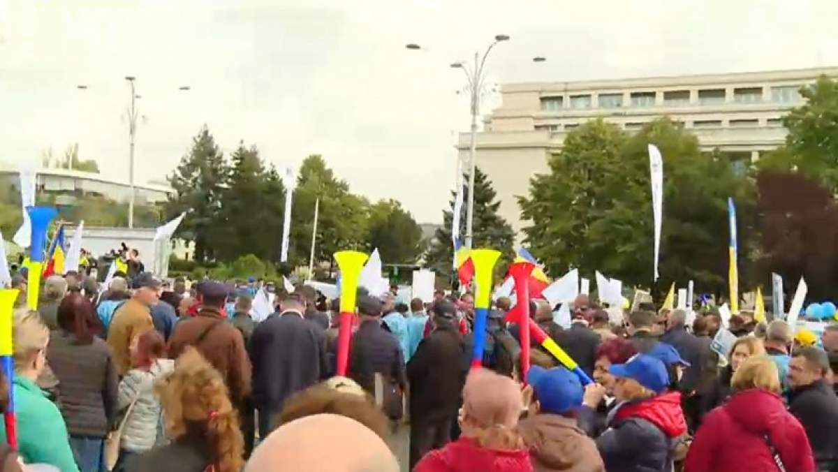 Protest în fața Guvernului pentru majorarea salariilor. Mineri, militari și polițiști cer mărirea taxelor