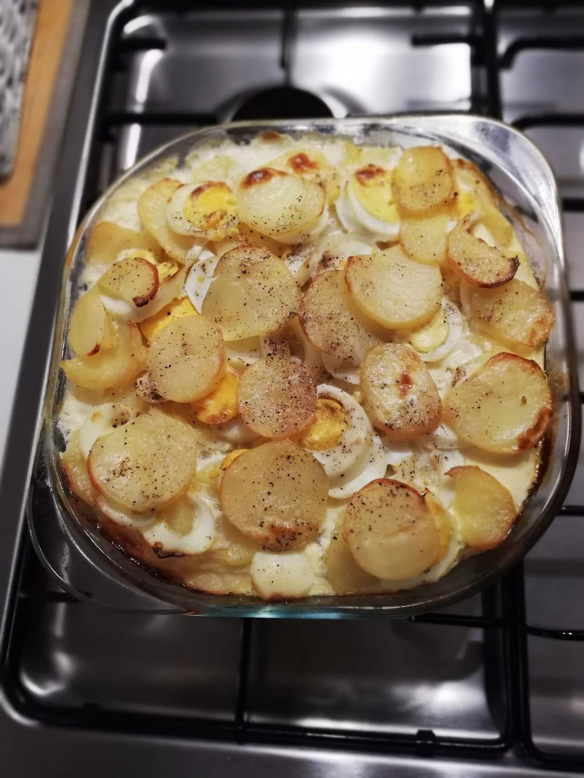 Cartofi cu ou și cu smântână la cuptor