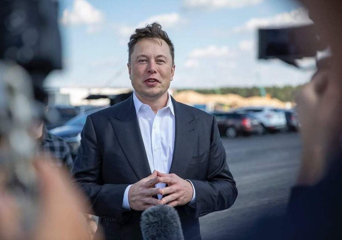 Elon Musk a fost cucerit de mâncarea de la petrecerea organizată cu bogații lumii la Castelul Bran. Miliardarul a lăudat pâinea caldă și dulciurile pe rețelele de socializare / FOTO