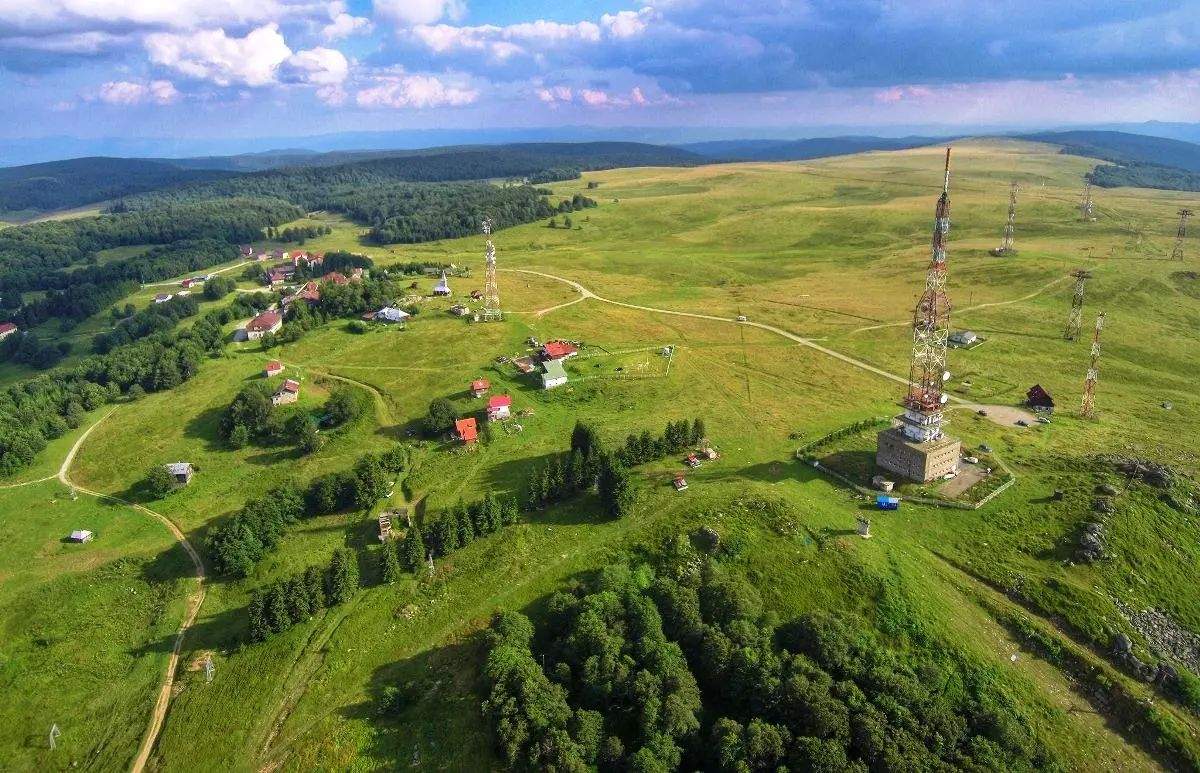 Orașul din România unde poți cumpăra un bloc întreg cu 49.000 de euro. Apartamentele au și vedere la munte! De ce se vând așa de ieftin / FOTO