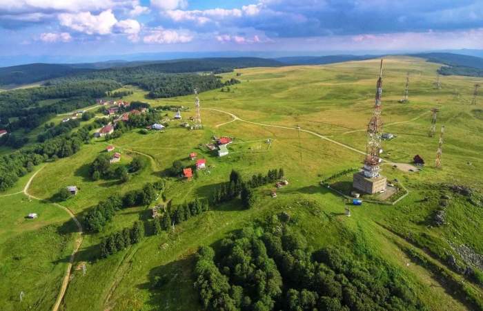 Orașul din România unde poți cumpăra un bloc întreg cu 49.000 de euro. Apartamentele au și vedere la munte! De ce se vând așa de ieftin / FOTO