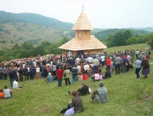 Locul din România binecuvântat de Dumnezeu. Ce se întâmplă cu oamenii care intră în Izvorul Îngerilor / FOTO