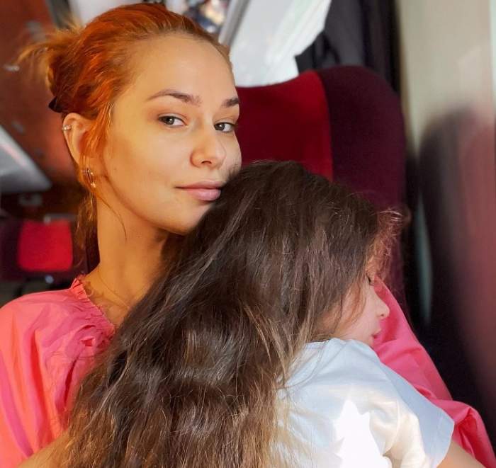 Feli Donose cu fiica ei în brațe