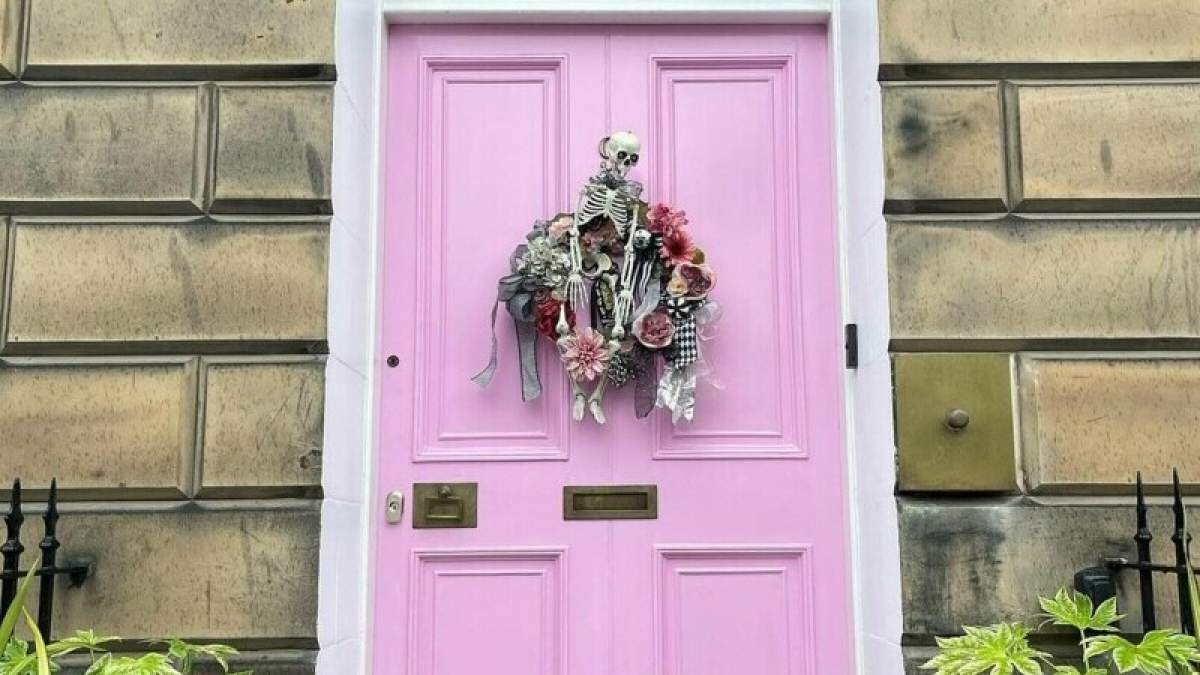 Ce amendă uriașă riscă o femeie care și-a vopsit ușa casei în roz. Suma este colosală