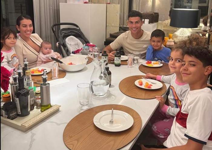 Cristiano Ronaldo, imagine emoționantă alături de copii și de iubită, Georgina Rodriguez. Celebrul fotbalist, momente speciale în familie / FOTO