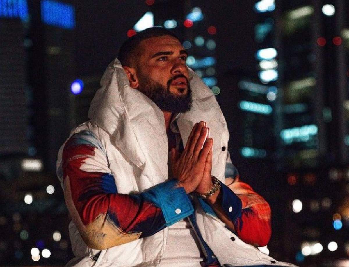 Dorian Popa, în timp ce se roagă