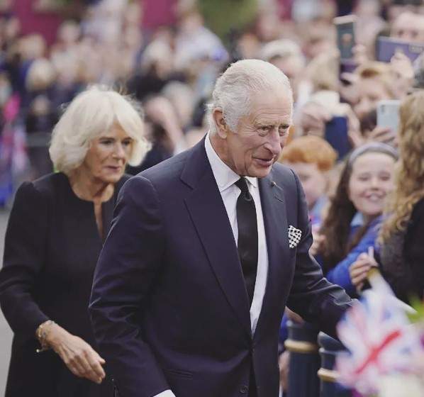 Regele Charles al III-lea și regina consoartă în mulțime
