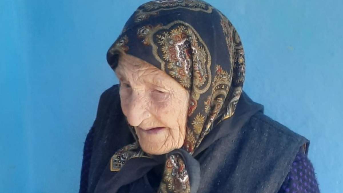 Cum a păcălit o bătrână de 103 ani un hoț. Femeia s-a prefăcut moartă, iar agresorul i-a pus lumânarea în mână
