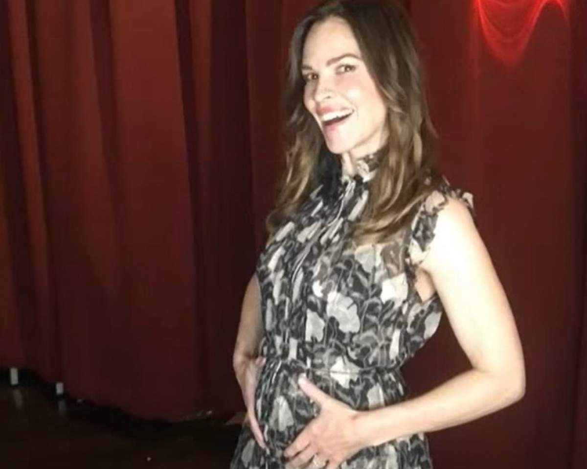 Hilary Swank cu burtica de gravidă