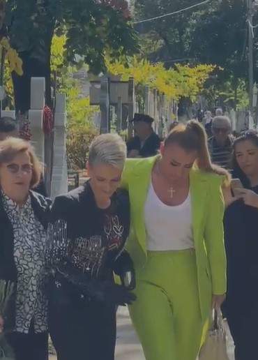 Anamaria Prodan i-a făcut parastas cu lăutari mamei ei. Impresara s-a asigurat că are toate preparatele care i-au plăcut Ionelei Prodan / VIDEO