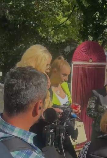 Anamaria Prodan i-a făcut parastas cu lăutari mamei ei. Impresara s-a asigurat că are toate preparatele care i-au plăcut Ionelei Prodan / VIDEO