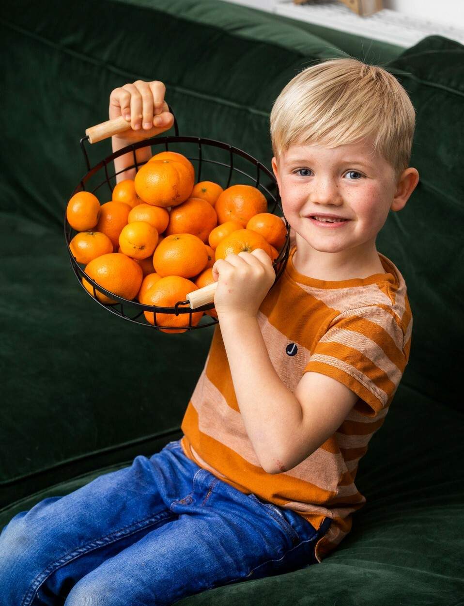 Unui copil i s-a îngălbenit pielea, după ce a mâncat prea multe portocale. Ce verdict a dat medicul specialist / FOTO