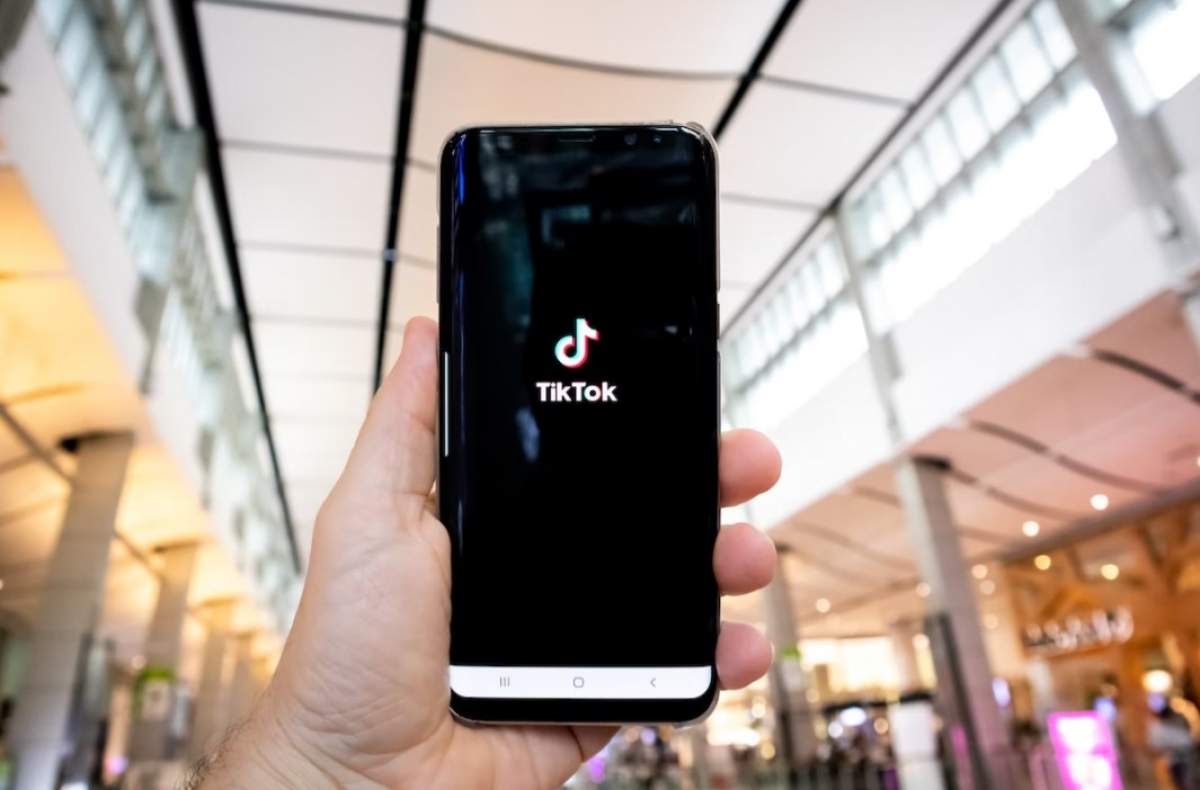 smartphone pe aplicația TikTok