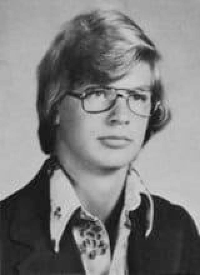 Cine e Evan Peters, actorul care interpretează rolul lui Jeffrey Dahmer, criminalul care a ucis 17 oameni. Serialul face furori pe internet