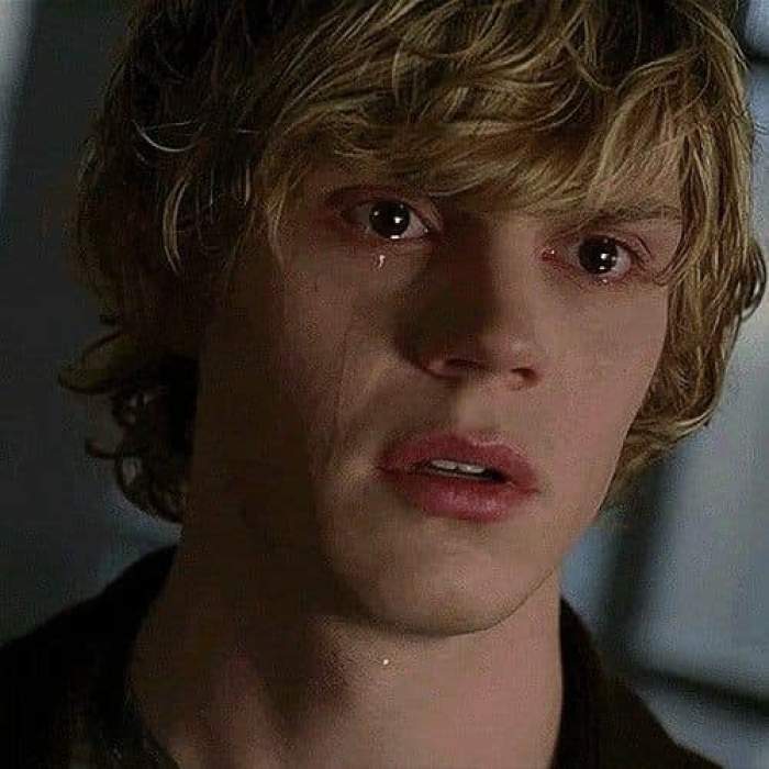 Cine e Evan Peters, actorul care interpretează rolul lui Jeffrey Dahmer, criminalul care a ucis 17 oameni. Serialul face furori pe internet
