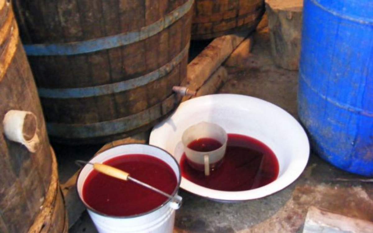 Trei trucuri pentru a prepara cel mai bun vin de casă toamna aceasta. De ce se folosesc doar unelte din lemn