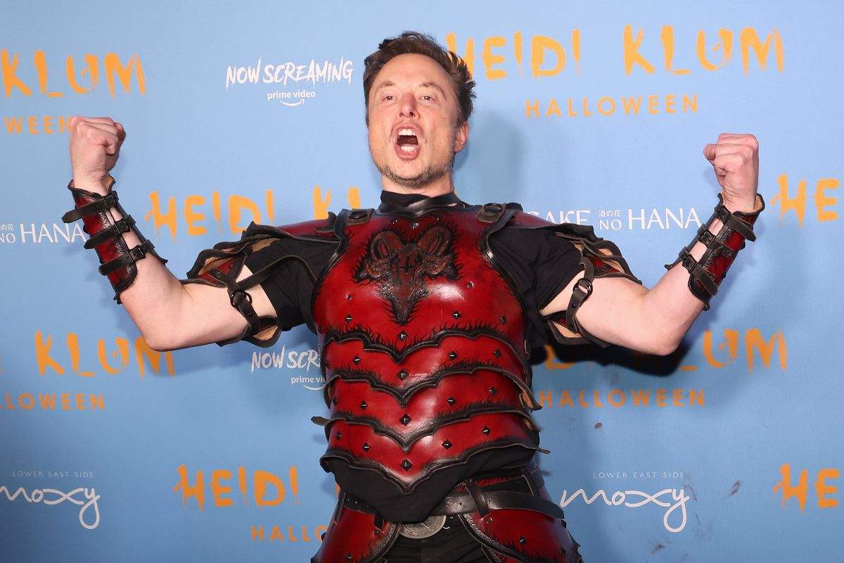 Elon Musk, fotografii de Halloween alături de mama sa. Cei doi nu s-au aflat în România