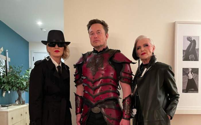 Elon Musk, fotografii de Halloween alături de mama sa. Cei doi nu s-au aflat în România