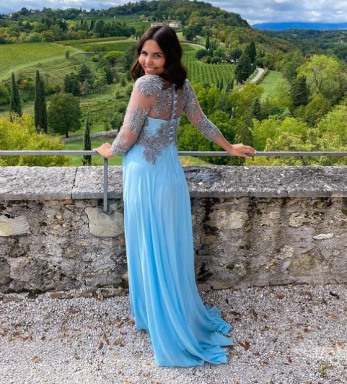 andreea popescu in rochie albastra