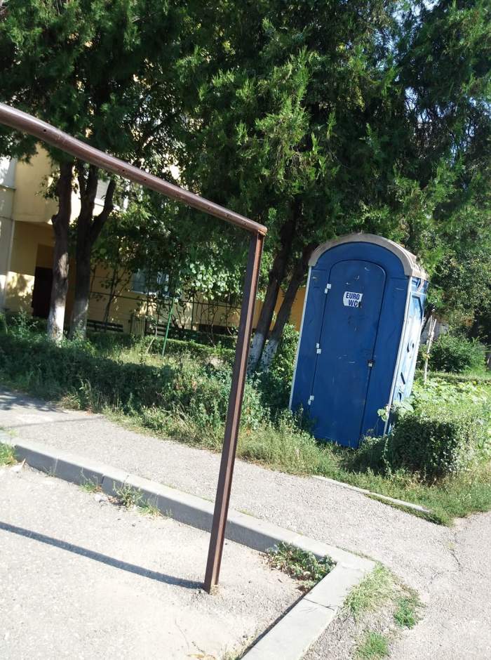 Un român și-a pus WC în fața blocului