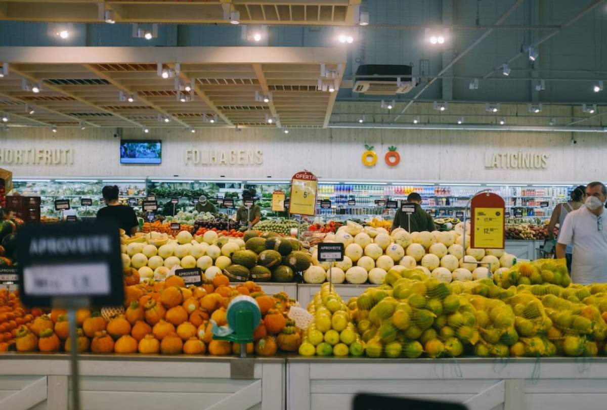 fructe și legume în supermaket