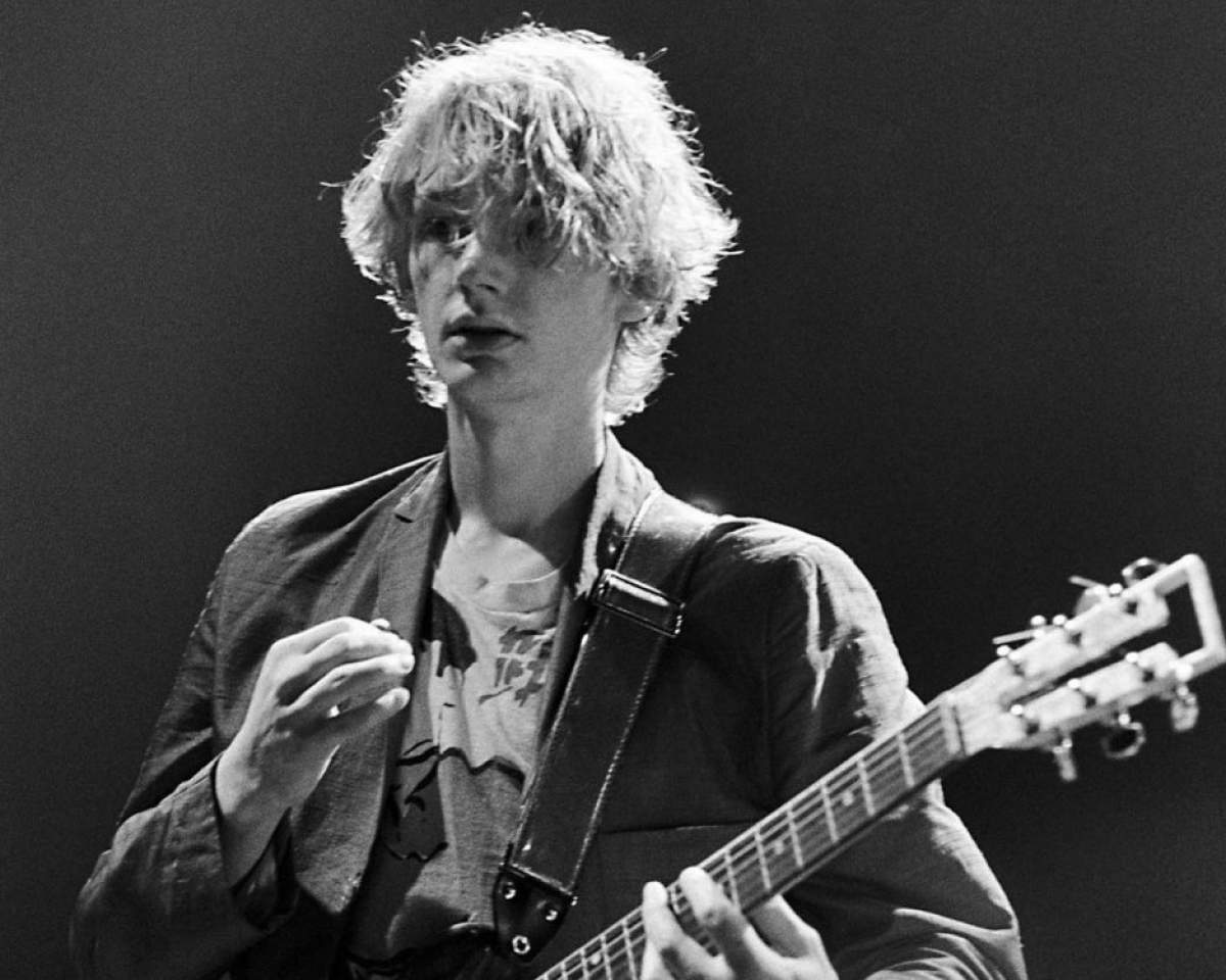 Keith Levene cu chitara pe scenă