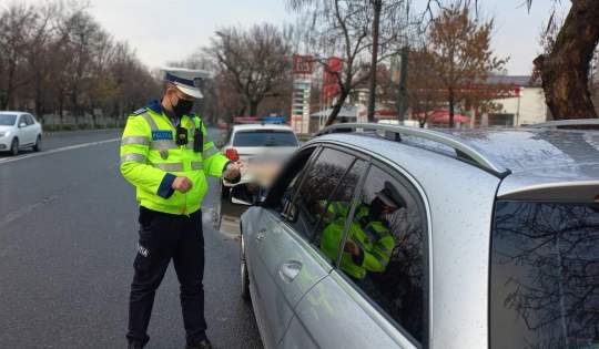 Poliţia Rutieră poate ridica vehiculelor staţionate neregulamentar.