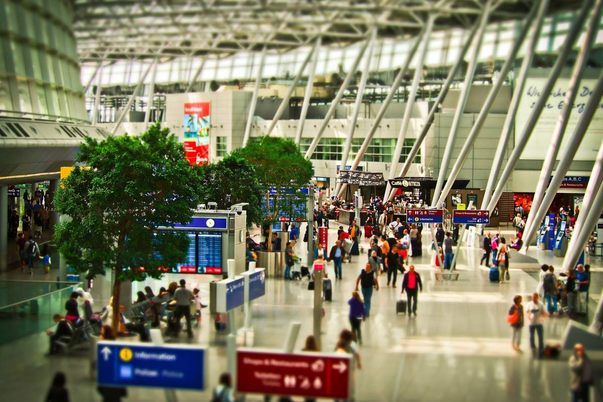 Un român a declanșat o alertă pe un aeroport din Marea Britanie! Din bagajul lui curgea sânge