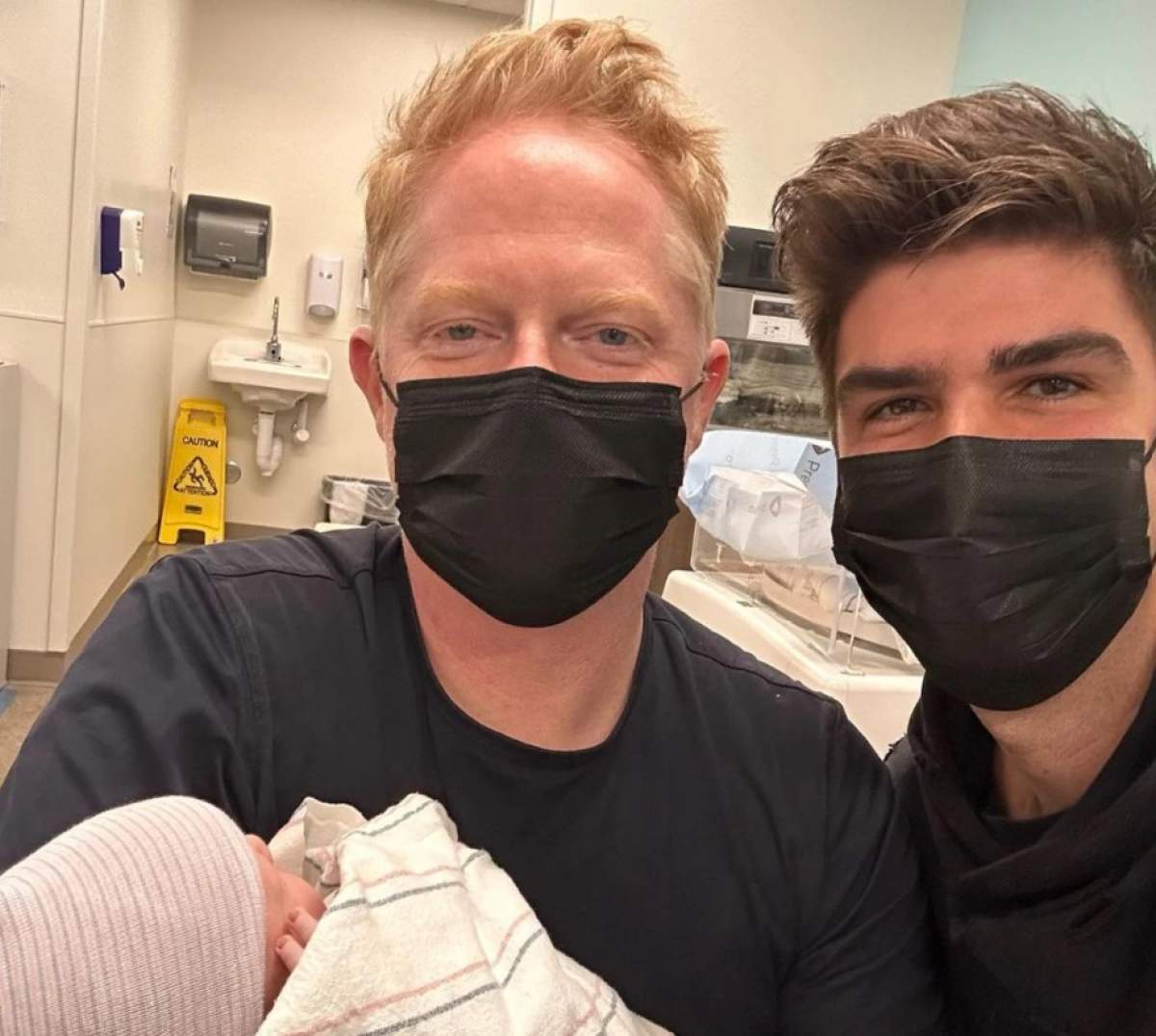 Jesse Tyler Ferguson și Justin Mikita, alături de copilul lor