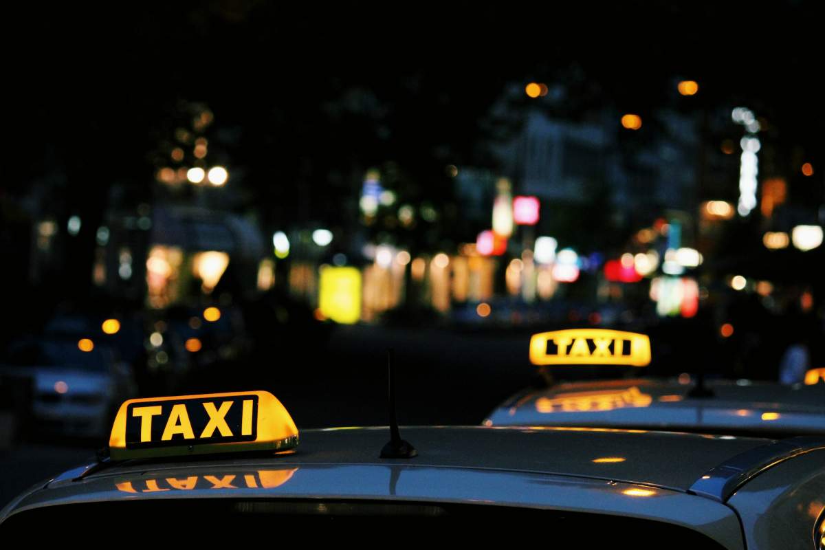 Cum a reușit un taximetrist din Cluj să țepuiască o clientă cu 55.000 de euro. Femeia a sperat că banii vor rezolva problemele soțului ei