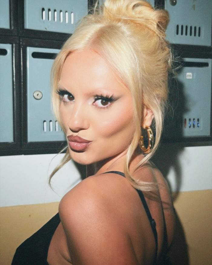 O recunoști pe fetița din imagine? Timpul a trecut și s-a „transformat” în una dintre cele mai talentate cântărețe din România