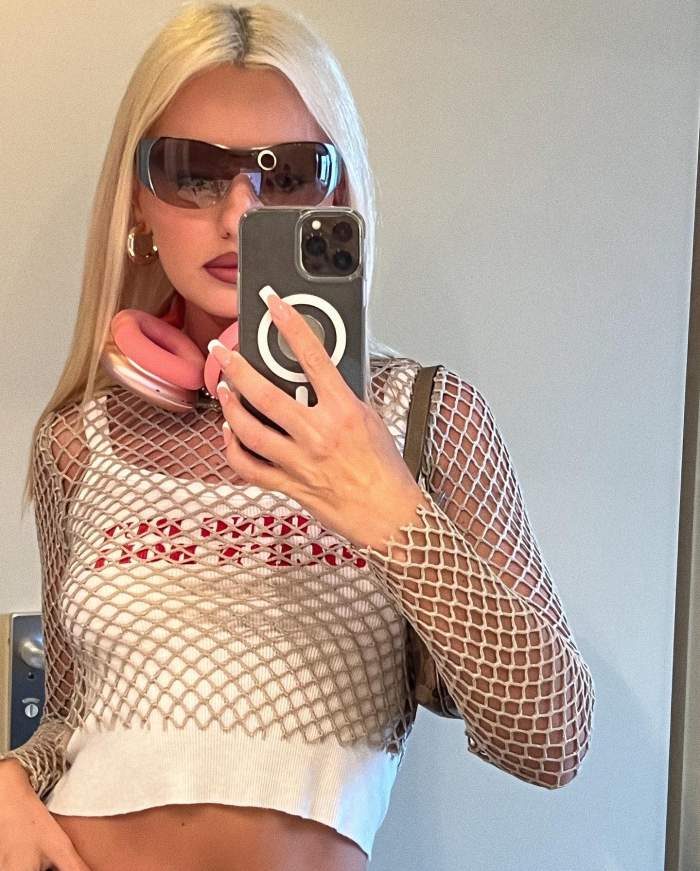 O recunoști pe fetița din imagine? Timpul a trecut și s-a „transformat” în una dintre cele mai talentate cântărețe din România