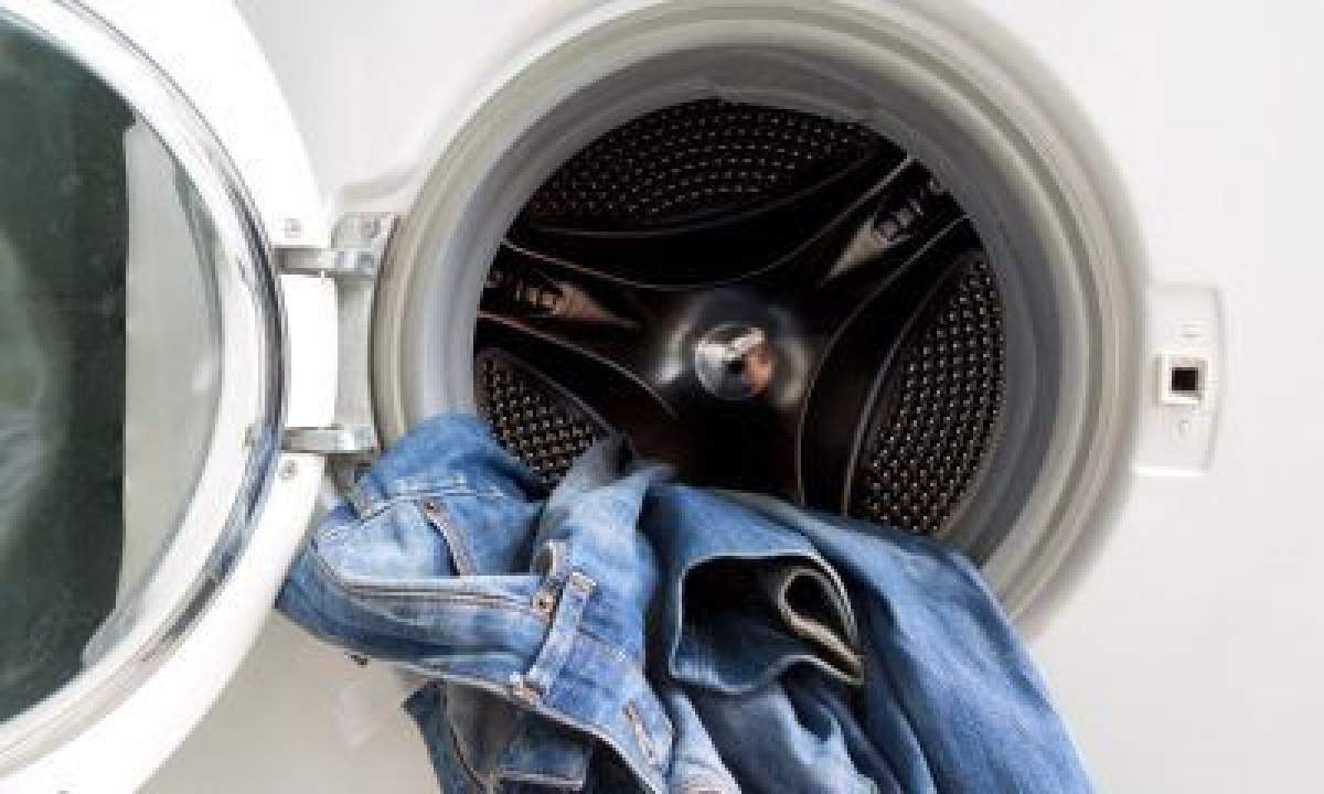 De ce nu ar trebui să vă spălați niciodată blugii la mașină de spălat. Ce recomandă specialiștii