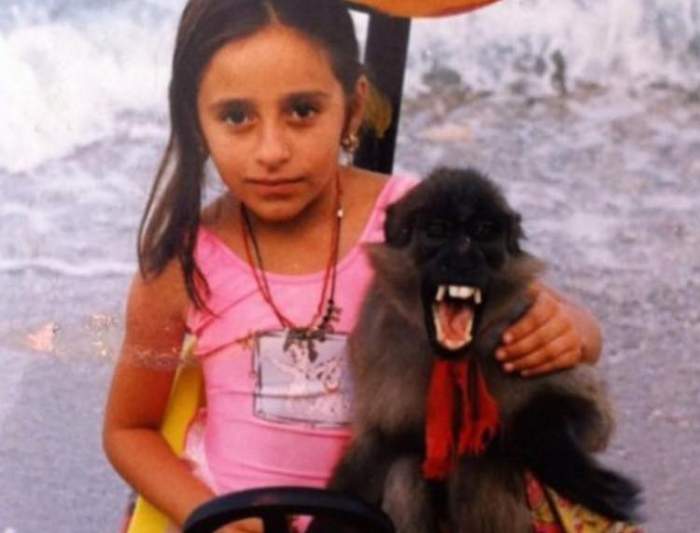 Recunoști fetița din imagine? Acum se bucură de mult succes și este una dintre cele mai îndrăgite cântărețe din țară