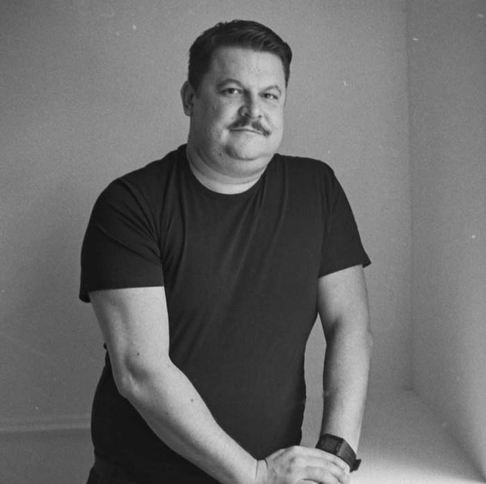 Îl recunoști pe băiețelul din imagine? Timpul a trecut, iar acum este unul dintre cei mai apreciați actori din țară