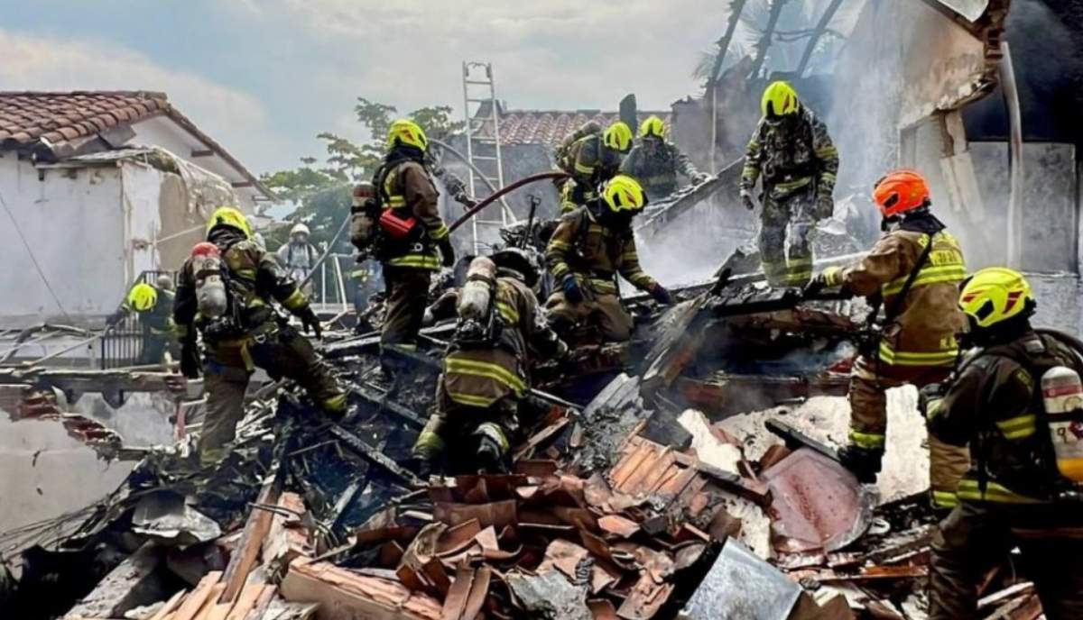 imagini cu dezastrul provocat de prăbușirea avionului