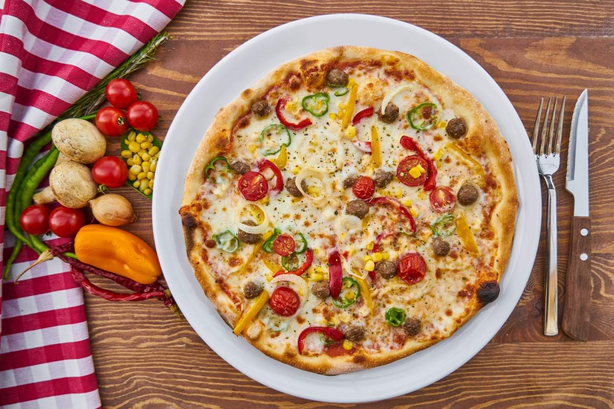 Pizza de post, făcută rapid din câteva ingrediente. E gata în mai puțin de 10 minute 