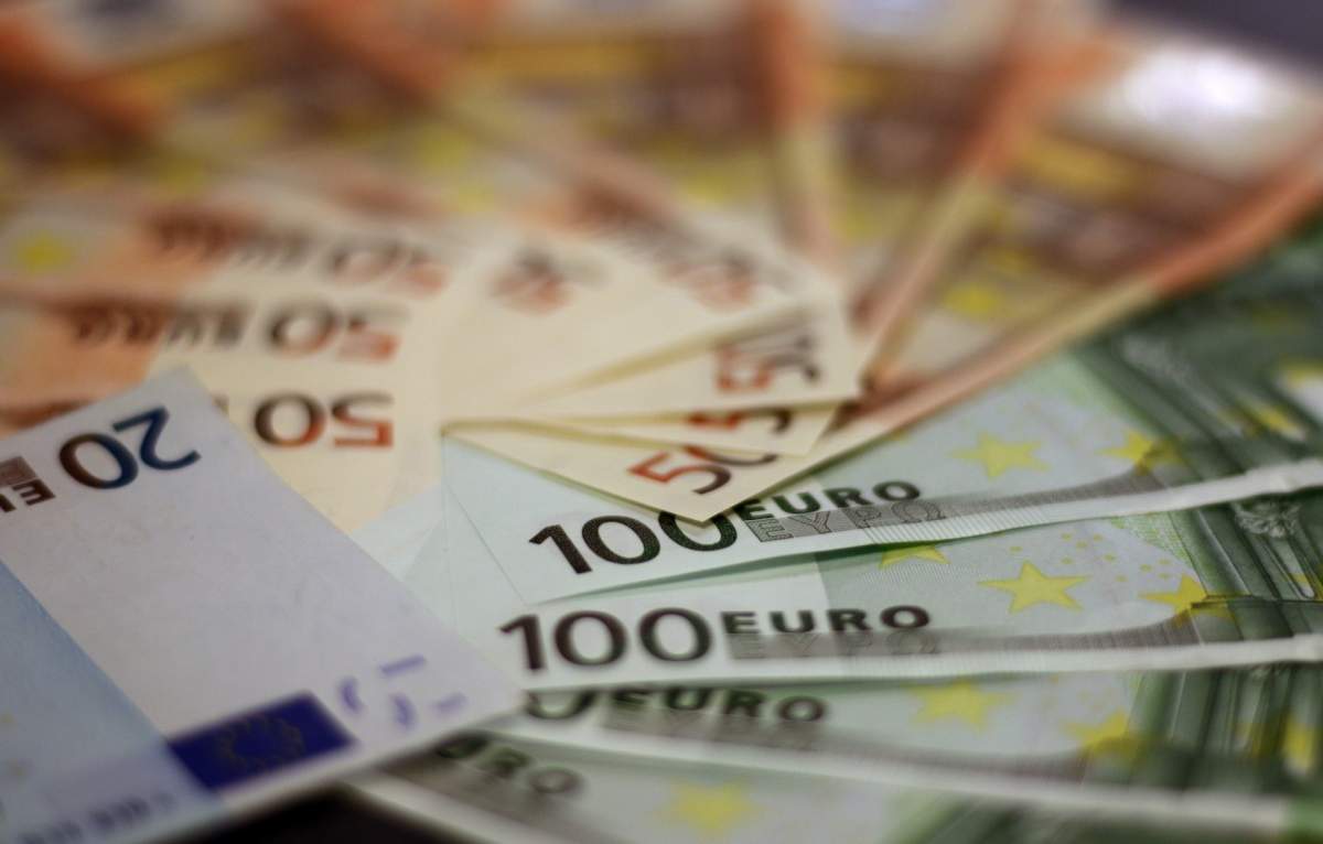 Femeie din Satu Mare, înșelată cu 40.000 euro. Cum a reușit un bărbat să obțină banii de la victimă