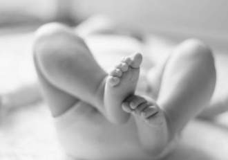 Caz șocant în Ploiești! Un bebeluş de două luni a fost găsit mort într-un apartament. Mama are 15 ani