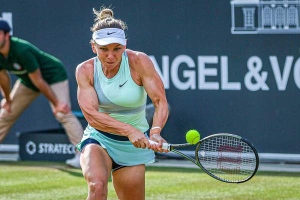 Simona Halep a revenit la antrenamente. Fostul lider mondial a dat uitării cazul de dopaj în care se afla și s-a afișat chiar pe terenul de tenis / VIDEO