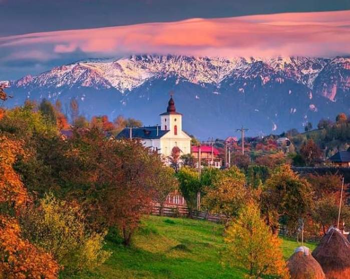 Locul din România care atinge cerul. Cât costă să te cazezi de sărbători în cel mai frumos sat din Europa  / FOTO