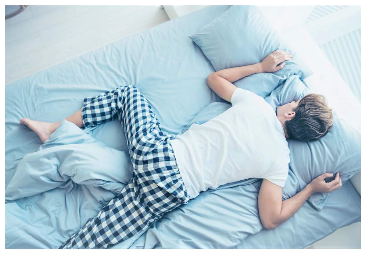 Poziția de somn care îți poate afecta sănătatea. La ce riscuri te poți expune